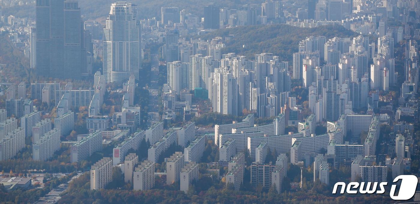 본문 이미지 - 서울 송파구 롯데월드타워 전망대에서 바라본 아파트 단지 일대.  ⓒ News1 안은나 기자