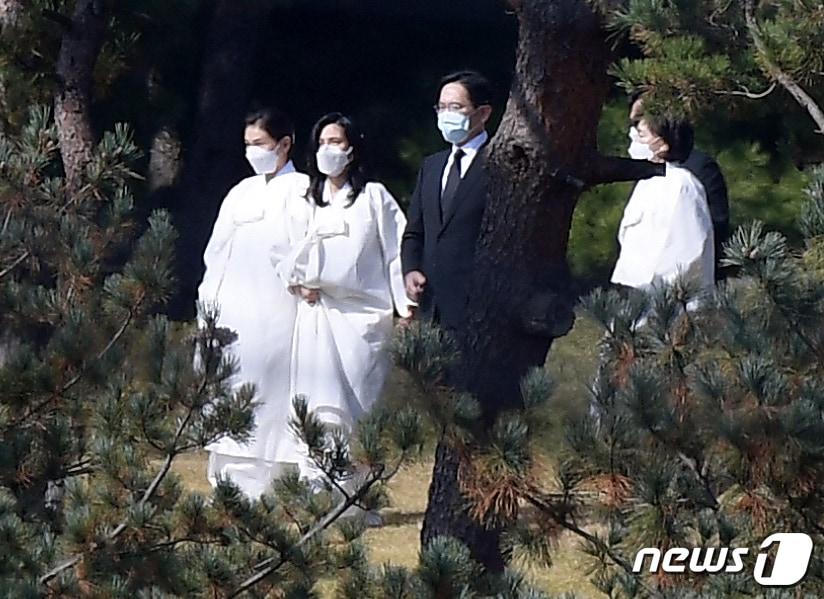 본문 이미지 - 고(故) 이건희 삼성그룹 회장의 영결식이 엄수된 28일 오후 경기도 수원시 소재 삼성가 선산에서 (왼쪽부터) 이서현 삼성복지재단 이사장, 이부진 호텔신라 대표, 이재용 삼성전자 부회장, 홍라희 전 리움미술관장이 장지로 향하고 있다. 2020.10.28/뉴스1 ⓒ News1 조태형 기자