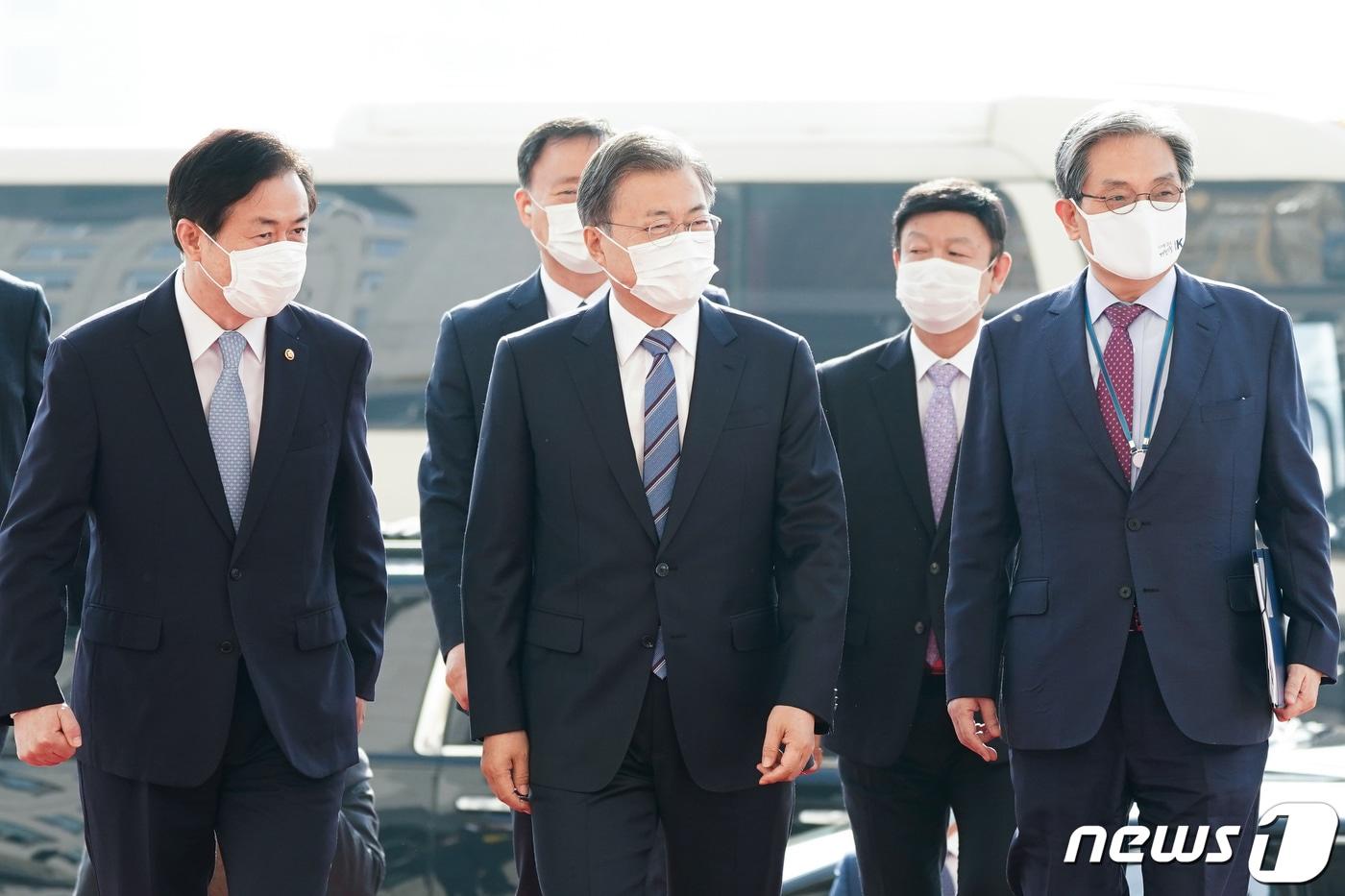 본문 이미지 - 문재인 대통령과 노영민 대통령비서실장. /뉴스1 ⓒ News1 유승관 기자