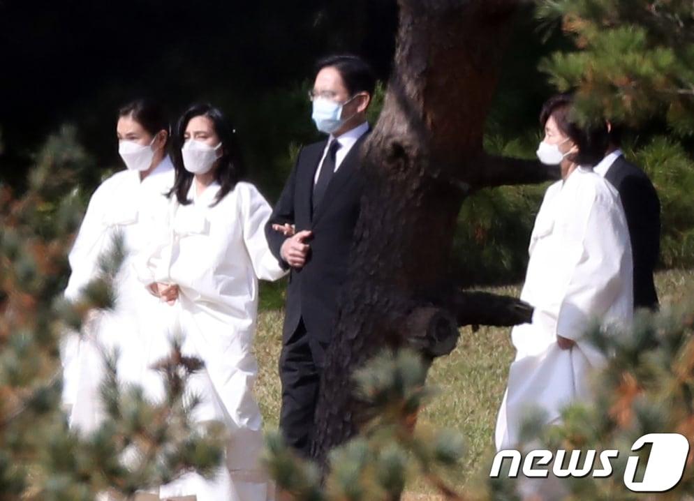 본문 이미지 - 고(故) 이건희 삼성그룹 회장의 영결식이 엄수된 2020년 10월 28일 오후 경기도 수원시 소재 삼성가 선산에서 (왼쪽부터) 이서현 삼성복지재단 이사장, 이부진 호텔신라 대표, 이재용 삼성전자 부회장, 홍라희 전 리움미술관장이 장지로 향하고 있다. 2020.10.28/뉴스1 ⓒ News1 조태형 기자