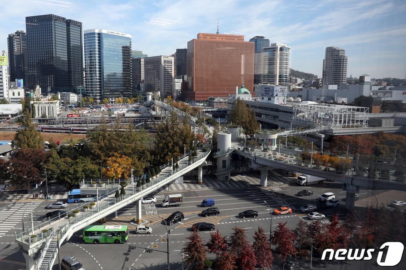 28일 서울로 7017에서 시민들이 구 서울역사로 바로 연결되는 &#39;공중보행길&#39;을 걷고 있다. 2020.10.28/뉴스1 ⓒ News1 황기선 기자