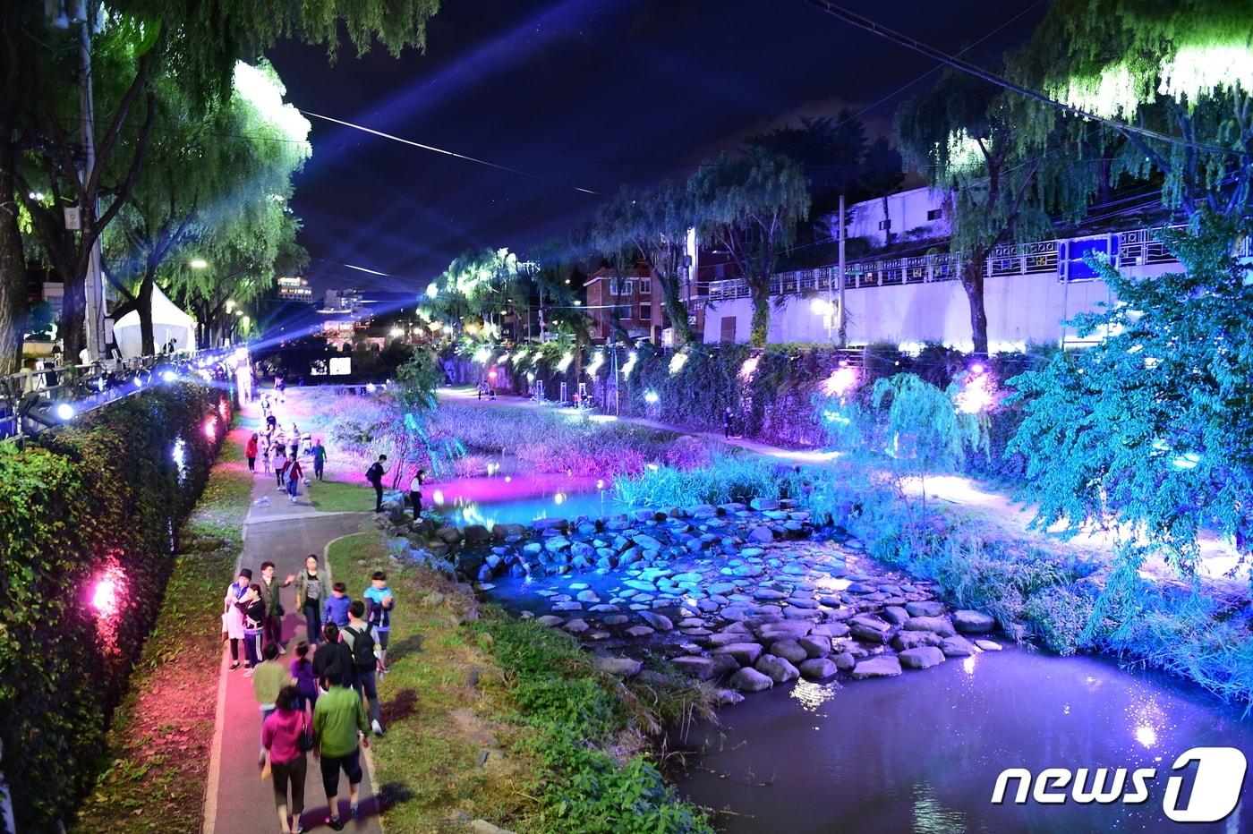 본문 이미지 - 지난해 열린 수원 믈·빛 향연(수원 등불축제). ⓒ 뉴스1