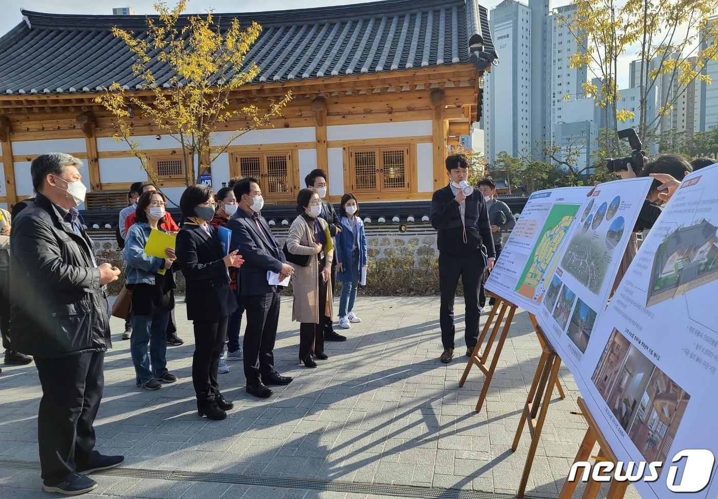 본문 이미지 - 세종시의회 공공시설물인수점검특별위원회(위원장 임채성)와 시민참여특별점검반이 28일 세종시 1-4생활권 한옥마을 현장 점검에서  LH 관계자로부터  설명을 듣고 있다. /ⓒ 뉴스1