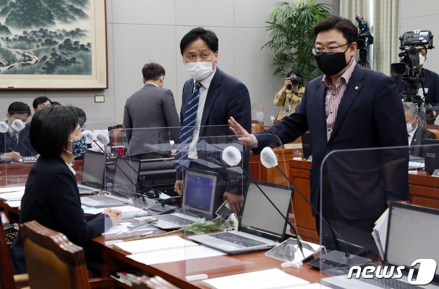 본문 이미지 - 김영진 더불어민주당 원내수석부대표와 김성원 국민의힘 원내수석부대표가 지난 10월29일 서울 여의도 국회 운영위원회 회의실에서 강은미 정의당 원내대표에게 대통령 비서실, 국가안보실 등에 대한 국정감사 연기를 알리고 있다./뉴스1 ⓒ News1 성동훈 기자