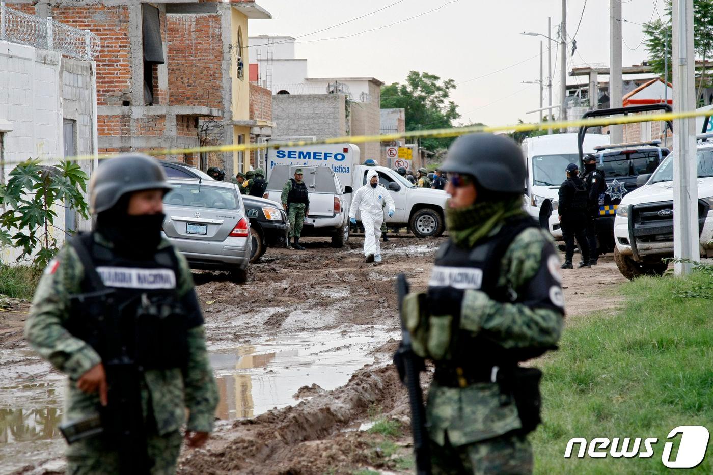 지난 7월1일(현지시간) 멕시코 중부 과나후아토주 이라푸아토시에서 발생한 살인 사건 현장에서 주 방위군이 경계를 서고 있다. ⓒ AFP=뉴스1