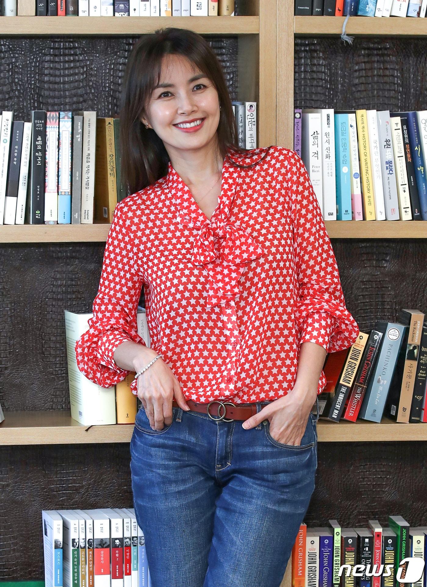 본문 이미지 - tvN 월화드라마 ‘청춘기록’에서 열연을 펼친 탤런트 신애라가 29일 오후 서울 강남구 학동 TKC 픽처스에서 진행된 뉴스1과의 인터뷰에 앞서 포즈를 취하고 있다. 2020.10.29/뉴스1 ⓒ News1 김진환 기자