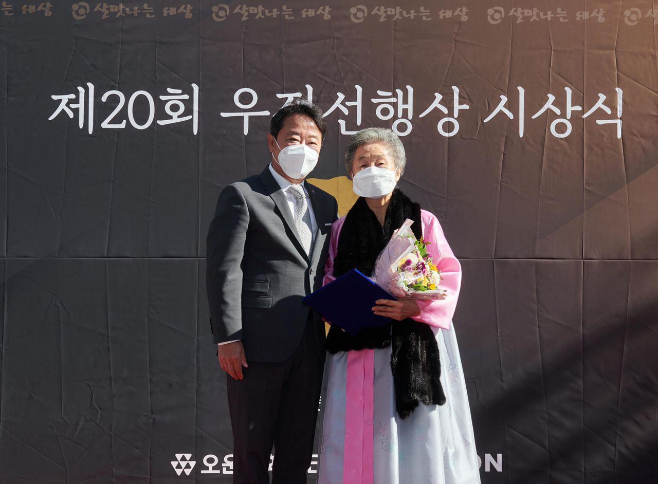 본문 이미지 - 29일 서울 삼청동에서 열린 제20회 우정선행상 대상 시상식에 참석한 이웅열 오운문화재단 이사장(왼쪽)과 대상 수상자 김은숙씨가 기념촬영을 하고 있다(코오롱 제공). ⓒ 뉴스1