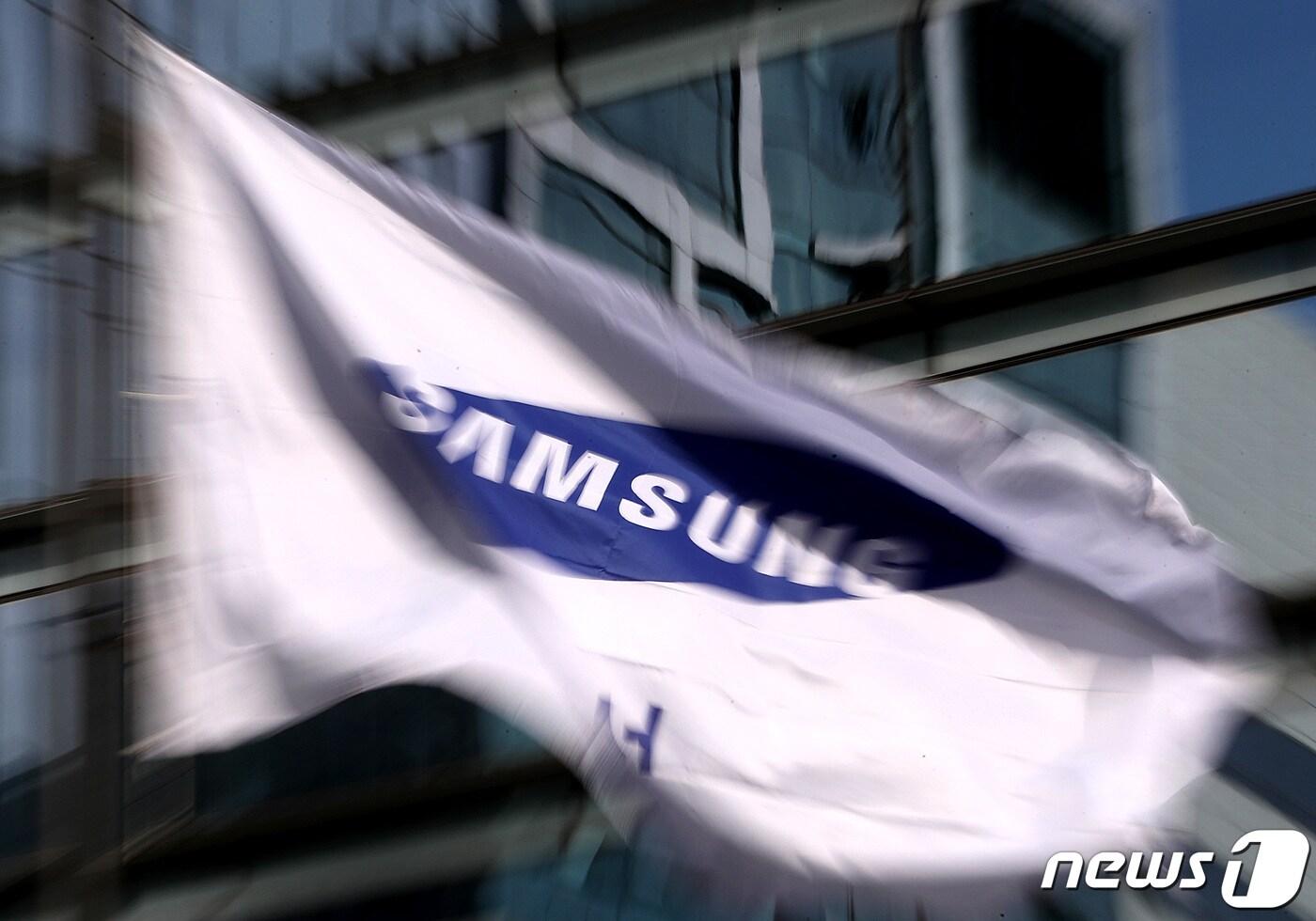 삼성전자가 신종 코로나바이러스 감염증(코로나19) 재확산에도 불구하고 올 3분기 매출이 67조원에 육박하며 신기록을 달성했다. 영업이익도 12조 3500억원으로 이는 분기 사상 최대 매출이다. 사진은 지난29일 서울 서초구 삼성전자 서초사옥. 2020.10.29/뉴스1 ⓒ News1 이동해 기자