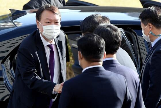 본문 이미지 - 윤석열 검찰총장이 지난달 29일 대전지역 검사들과의 간담회를 위해 대전광역시 서구 대전지방검찰청을 방문해 강남일 대전고검장, 이두봉 대전지검장 등과 인사하고 있다. ⓒ News1