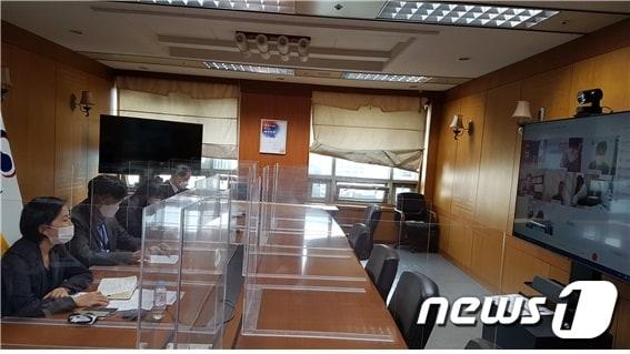 본문 이미지 - 외교부는 29일 기니만 해역에서 조업 중인 원양어업계와 화상 간담회를 개최하고 기니만 해상안보 관련 의견을 교환했다. (사진제공=외교부)ⓒ 뉴스1
