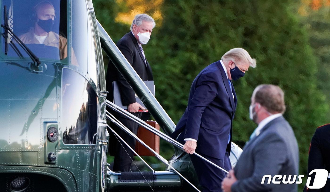2일(현지시간) 도널드 트럼프 미국 대통령이 월터 리드 군인병원에 도착하고 있다. ⓒ 로이터=뉴스1 ⓒ News1 박형기 기자