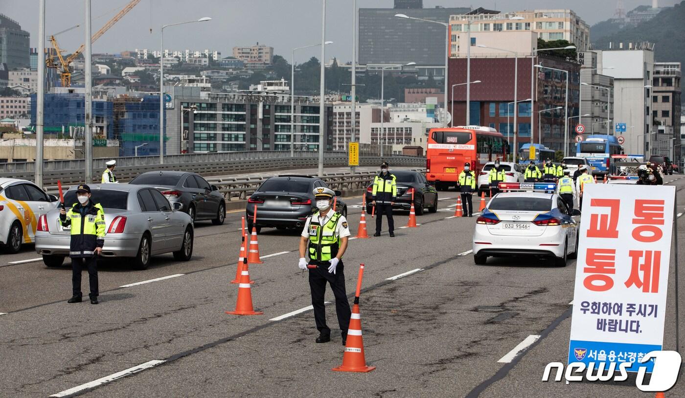 경찰관들이 현장 통제를 하고 있다. (사진은 기사 내용과 무관함) / 뉴스1