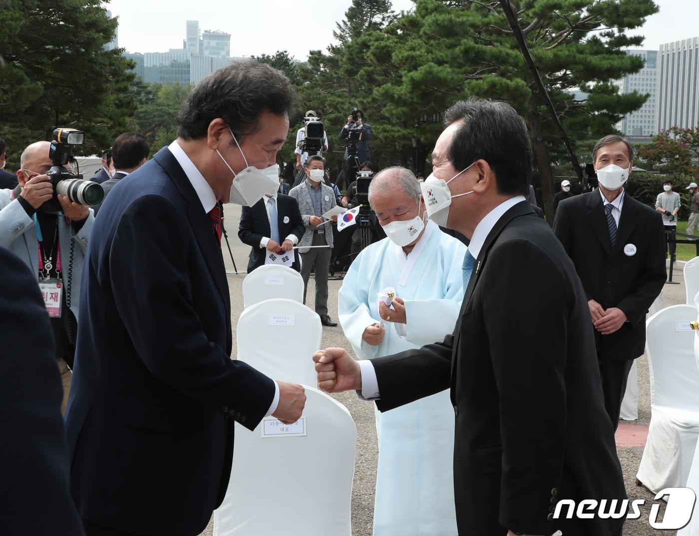 본문 이미지 - 정세균 국무총리와 이낙연 더불어민주당대표가 3일 오전 서울 경복궁 내 국립민속박물관 앞 광장에서 열린 제4352주년 개천절 경축식에서 인사를 나누고 있다. 2020.10.3/뉴스1 ⓒ News1 사진공동취재단