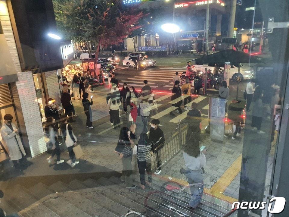본문 이미지 - 3일 저녁 서울 광진구 건대입구 2호선 지하철역 앞 모습. 2020.10.03/뉴스1 ⓒ News1