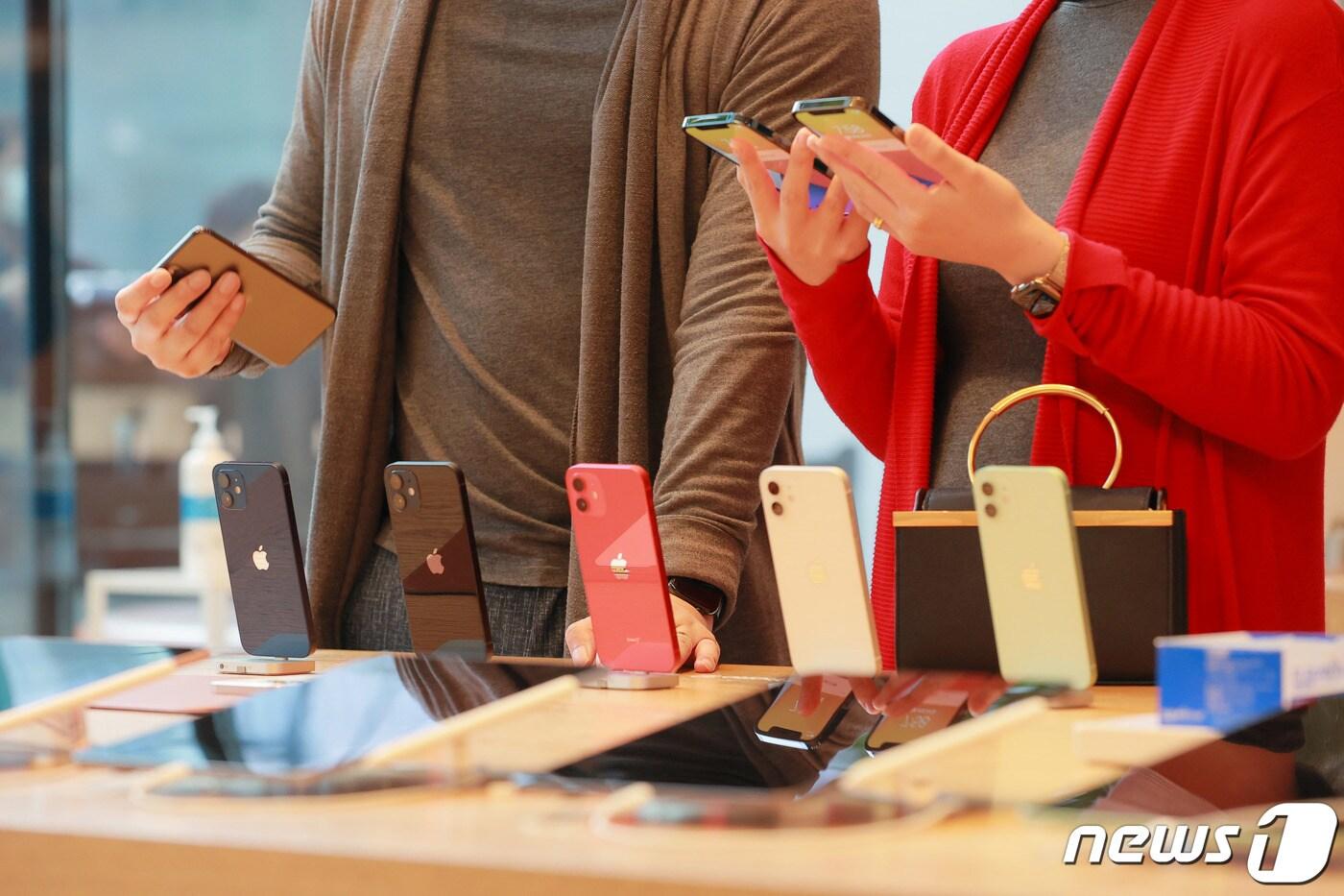 본문 이미지 - 애플의 첫 5G 스마트폰 아이폰12 시리즈가 한국에 공식 출시한 30일 오전 서울 강남구 '애플스토어 가로수길'에서 고객들이 제품을 살펴보고 있다. <자료사진> 2020.10.30/뉴스1 ⓒ News1 김진환 기자
