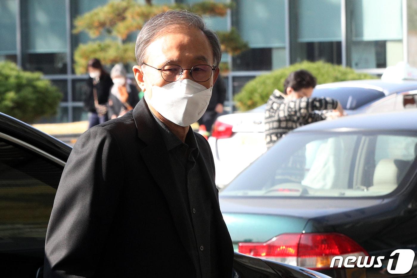 다스(DAS) 실소유 의혹으로 재판에 넘겨져 징역 17년을 확정받은 이명박(78) 전 대통령이 지난해 10월30일 오전 순환기과 진료를 받기 위해 서울 종로구 서울대병원에 도착하고 있다. 2020.10.30/뉴스1 ⓒ News1 황기선 기자