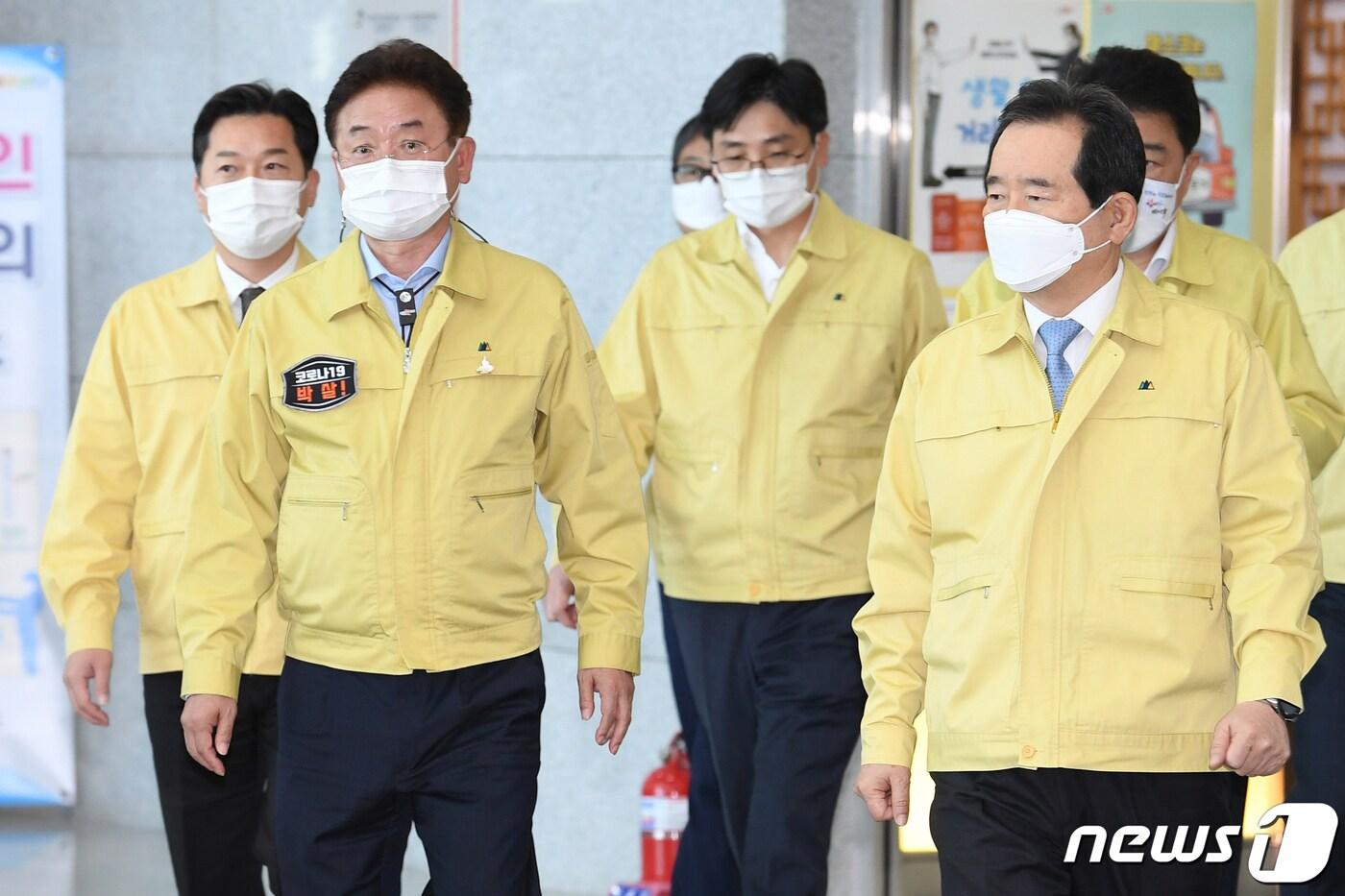 본문 이미지 - 정세균 국무총리가 지난해 10월30일 오전 경북 안동시 경북도청에서 이철우 경북지사의 안내로 신종 코로나바이러스 감염증(코로나19)대응 중앙재난안전대책본부 회의가 열리는 장소로 이동하고 있다. 2020.10.30/뉴스1 ⓒ News1 김대벽 기자