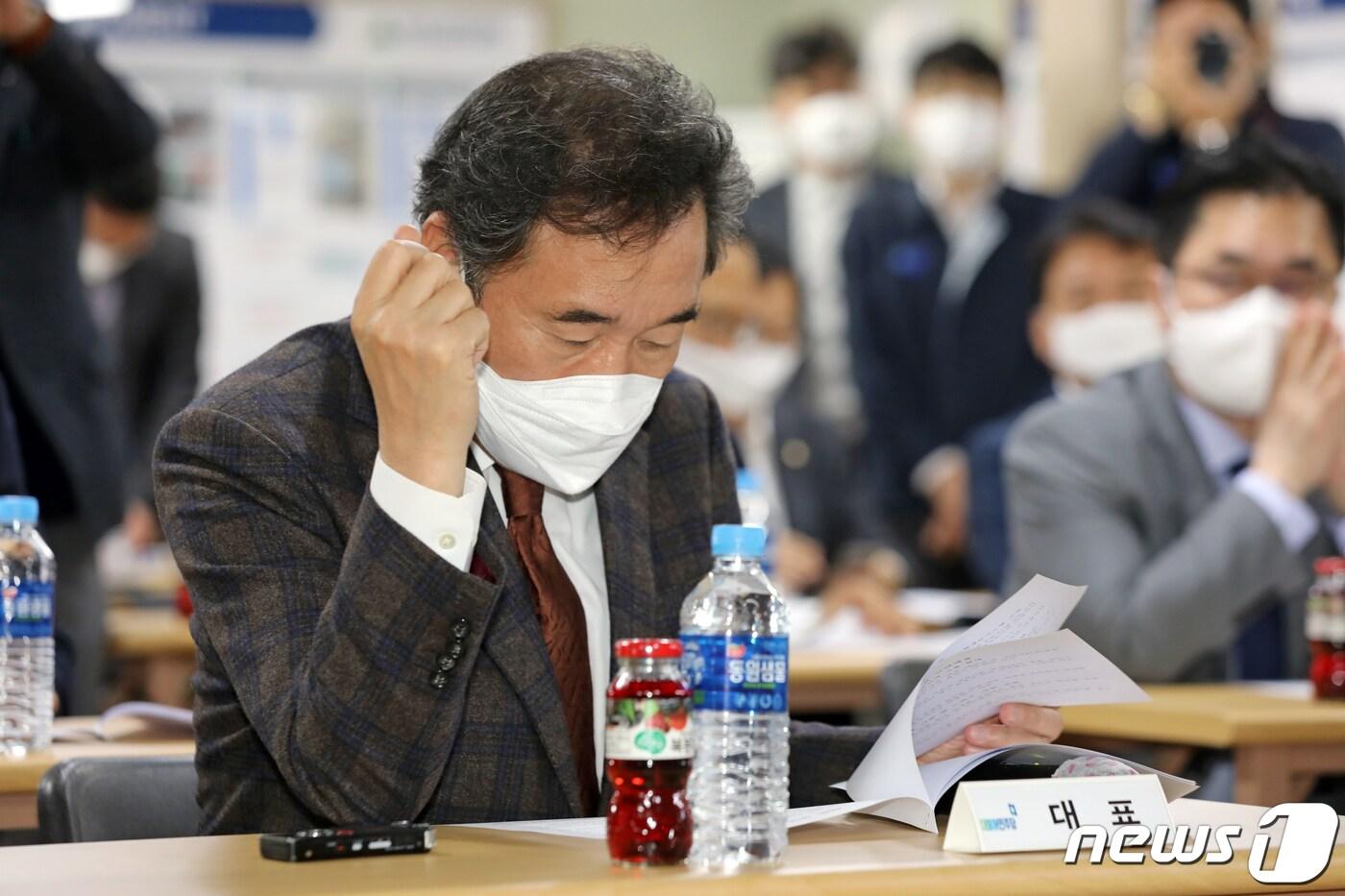 본문 이미지 - 이용섭 광주시장과 김영록 전남도지사가 30일 전남 함평군 빛그린산단에 조성 중인 '광주형 일자리' 광주글로벌모터스(GGM) 완성차공장 건설 현장을 찾아 건설 현황 관련 자료를 살펴보고 있다. 2020.10.30/뉴스1 ⓒ News1 황희규 기자