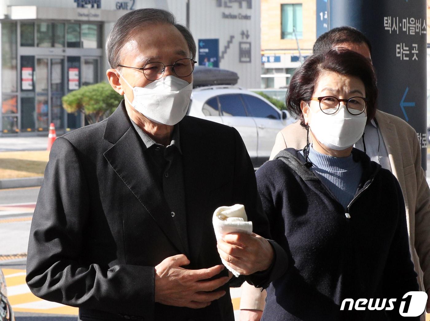 본문 이미지 - 다스(DAS) 실소유 의혹으로 재판에 넘겨져 징역 17년을 확정받은 이명박(78) 전 대통령이 30일 오전 순환기과 진료를 받기 위해 서울 종로구 서울대병원에 도착하고 있다. 이 전 대통령은 횡령과 뇌물 등의 혐의로 오는 11월 2일 동부구치소에 재수감될 예정이다. 2020.10.30/뉴스1 ⓒ News1 황기선 기자