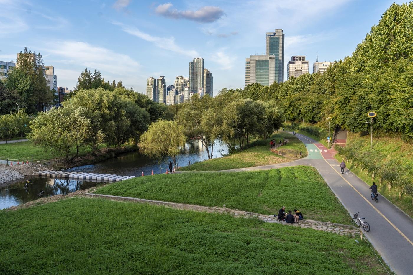 영동2교에서 굽어본 양재천 근린공원 풍경. 이하 서울관광재단 제공