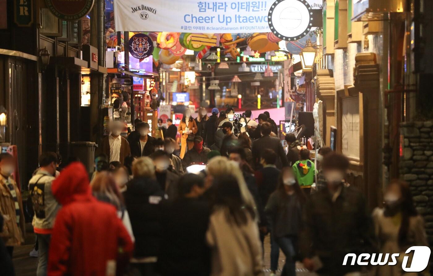 핼러윈 데이인 31일 저녁 서울 용산구 이태원동 일대를 찾은 시민들로 북적이고 있다. 2020.10.31/뉴스1 ⓒ News1 허경 기자