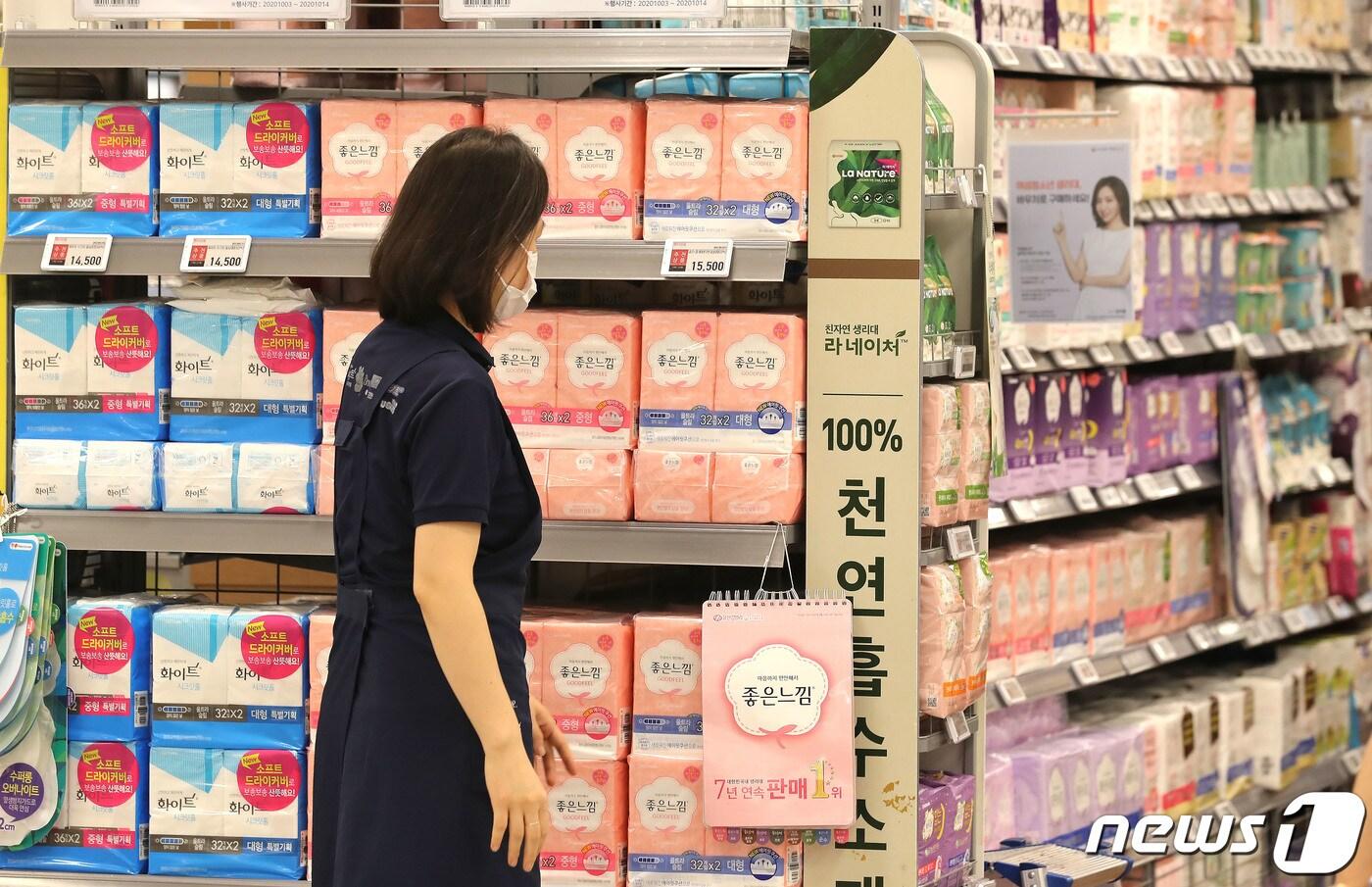 본문 이미지 - 마트 생리대 코너에서 한 직원이 상품을 정리하고 있다. /뉴스1 ⓒ News1