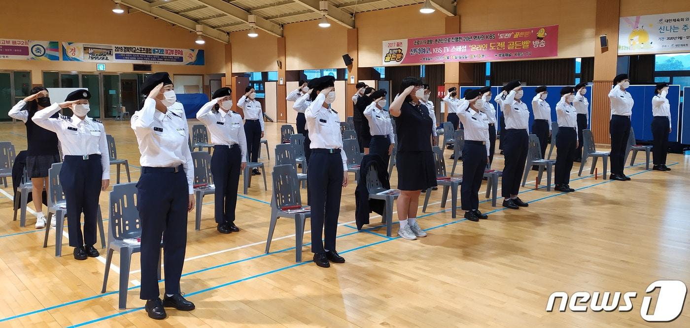 본문 이미지 - 경북 경주시 선덕여자고등학교가 여군을 꿈꾸는 학생들을 위해  마련한주니어 ROTC동아리 활동이 재학생들의 호응속에 진행되고 있다. (선덕여자고등학교제공)2020.10.5/ⓒ 뉴스1
