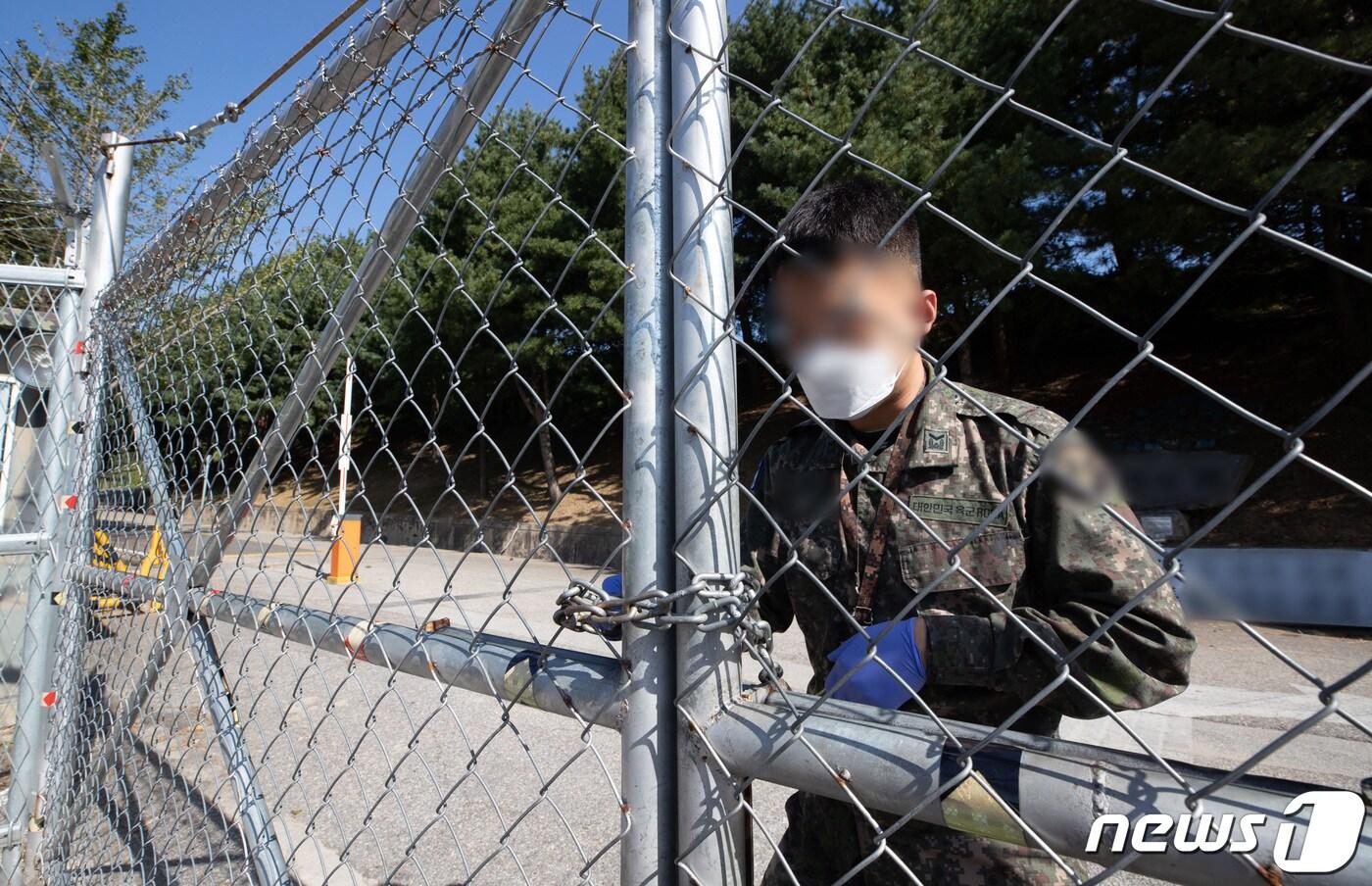  코로나19 확진자가 발생한 경기도 포천시 군부대에서 한 장병이 차량 통행을 위해 문을 열고 있다. 2020.10.5/뉴스1 ⓒ News1 이재명 기자