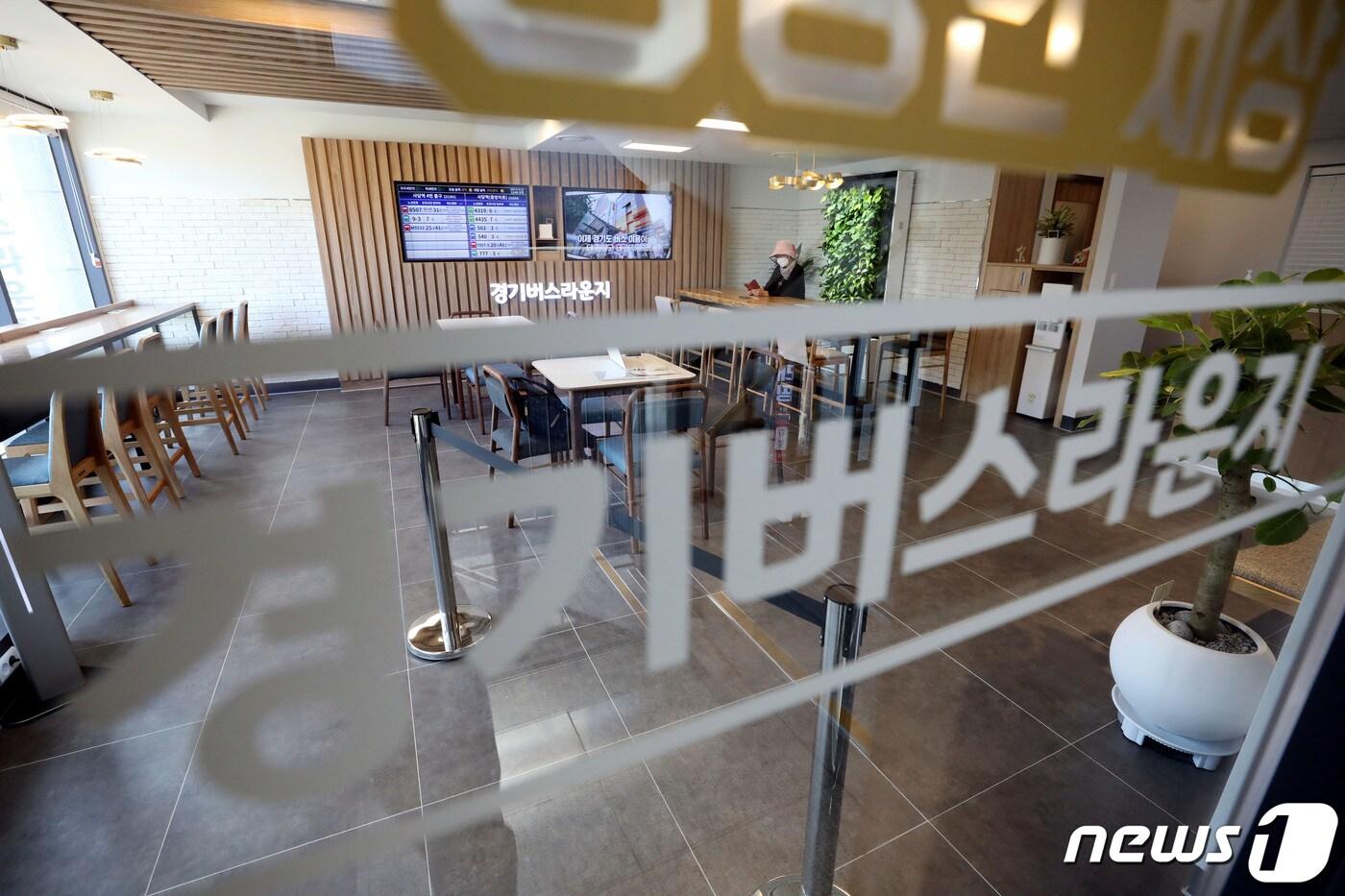 경기도가 서울지하철 2, 4호선 환승역인 사당역 4번 출구 앞에 마련한 '경기버스라운지'.2020.10.5/뉴스1 ⓒ News1 이광호 기자