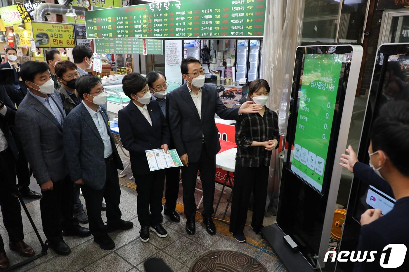 5일 오전 서울 강동구 암사종합시장에서 열린 더불어민주당 K-뉴딜위원회 암사스마트시장 현장간담회에서 윤영찬 디지털뉴딜분과위원회 간사와 의원들이 키오스크 주문을 시연하고 있다. 2020.10.5/뉴스1 ⓒ News1 박세연 기자
