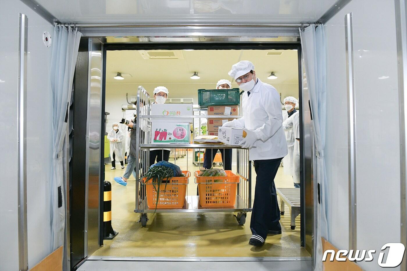 이춘희 세종시장이 공공급식센터에서 학교 식재료를 운반하고 있다.(세종시청 제공)ⓒ 뉴스1