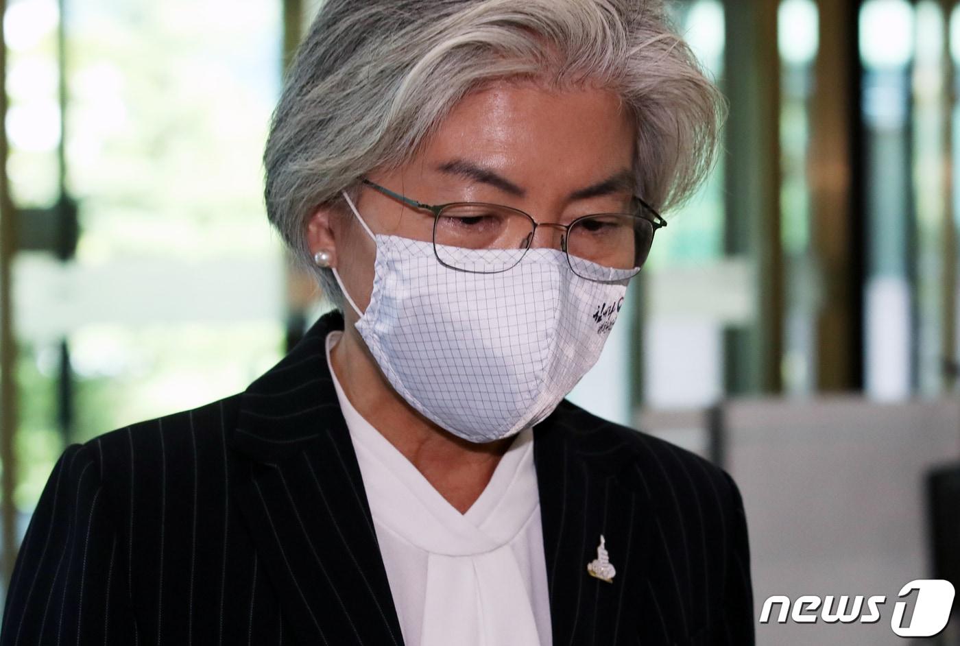 본문 이미지 - 강경화 외교부 장관. 외교부가 신종 코로나바이러스 감염증(코로나19) 팬데믹(세계적 대유행)으로 해외여행 취소를 권고하는 ‘특별여행주의보’를 발령한 가운데 강경화 외교부 장관의 남편 이일병 연세대 명예교수가 지난 3일 미국행에 올라 논란을 빚고 있다./뉴스1 ⓒ News1 송원영 기자