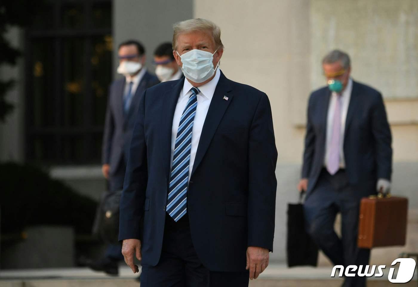 본문 이미지 - 5일 월터리드 병원을 퇴원해 나오고 있는 도널드 트럼프 미국 대통령ⓒ AFP=뉴스1
