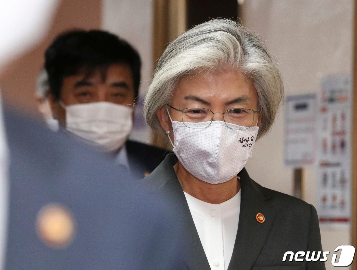 본문 이미지 - 강경화 외교부 장관이 6일 오전 정부서울청사에서 열린 국무회의에 참석하고 있다. 2020.10.6/뉴스1 ⓒ News1 박정호 기자