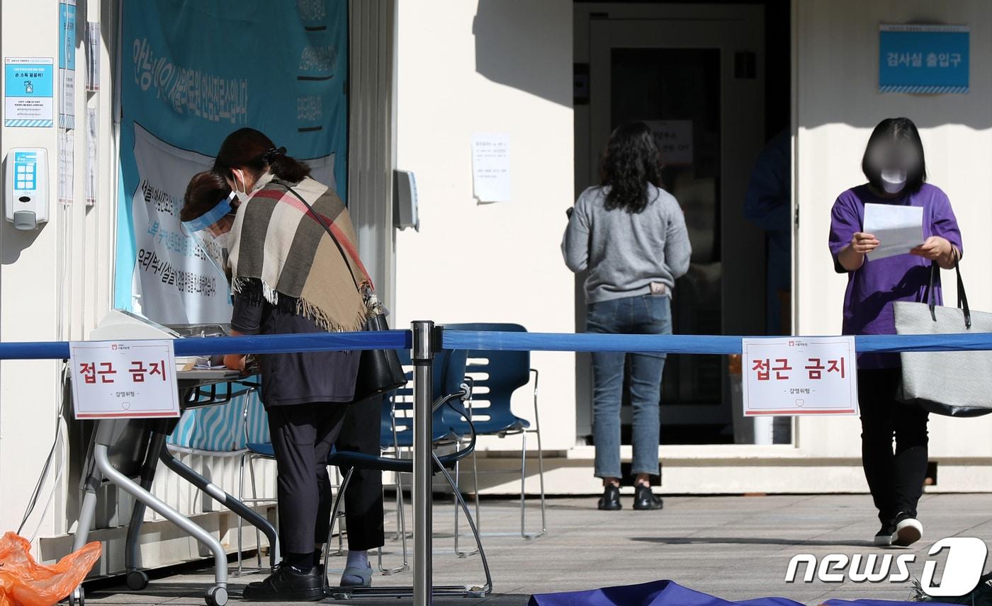 본문 이미지 - 서울 중랑구 서울의료원에 마련된 선별진료소에서 의료진이 신종 코로나바이러스 감염증(코로나19) 진단 검사를 받기 위해 찾아온 시민들을 돌보고 있다. 2020.10.6/뉴스1 ⓒ News1 민경석 기자