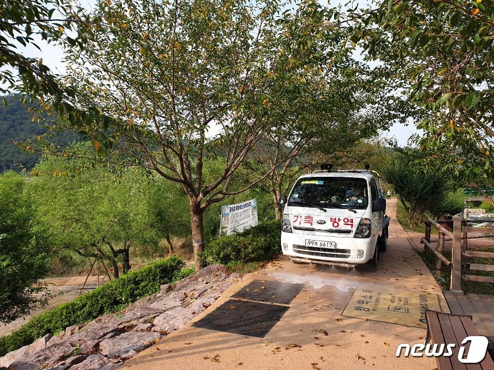 본문 이미지 - 경남도가 이번달부터 내년 2월까지 5개월간 ‘가축전염병 특별방역대책기간’을 운영한다. 사진은 경남도 관계자가 방역중인 모습.(경남도 제공)2020.10.6.ⓒ 뉴스1