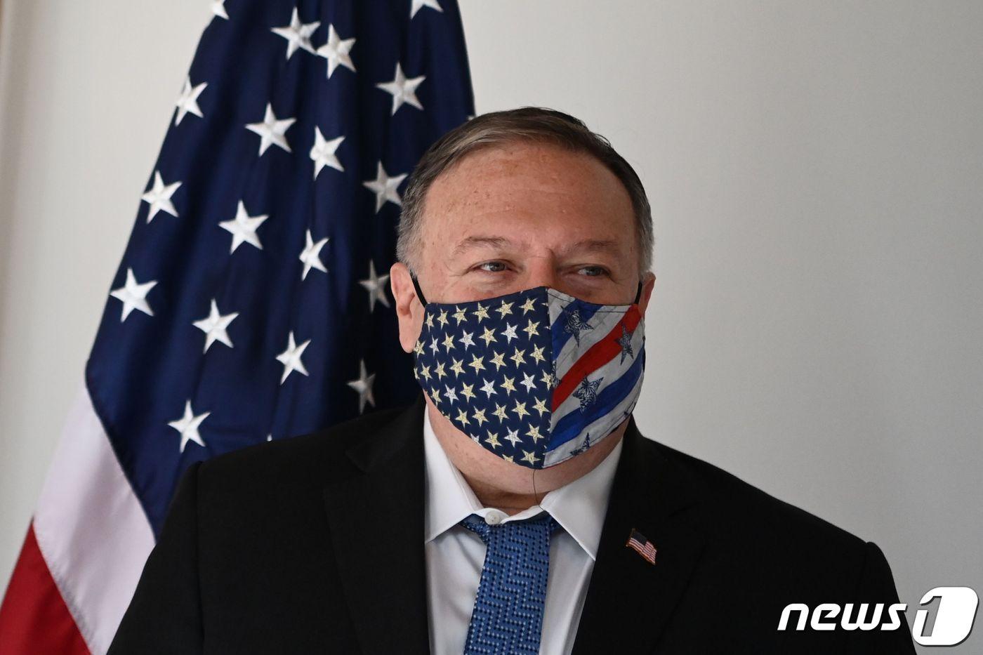 마이크 폼페이오 미국 국무장관이 6일(현지시간) 도쿄에서 쿼드 외교장관 회의에 앞서 머리스 페인 호주 외무장관과 만나 포즈를 취하고 있다. ⓒ AFP=뉴스1 ⓒ News1 우동명 기자