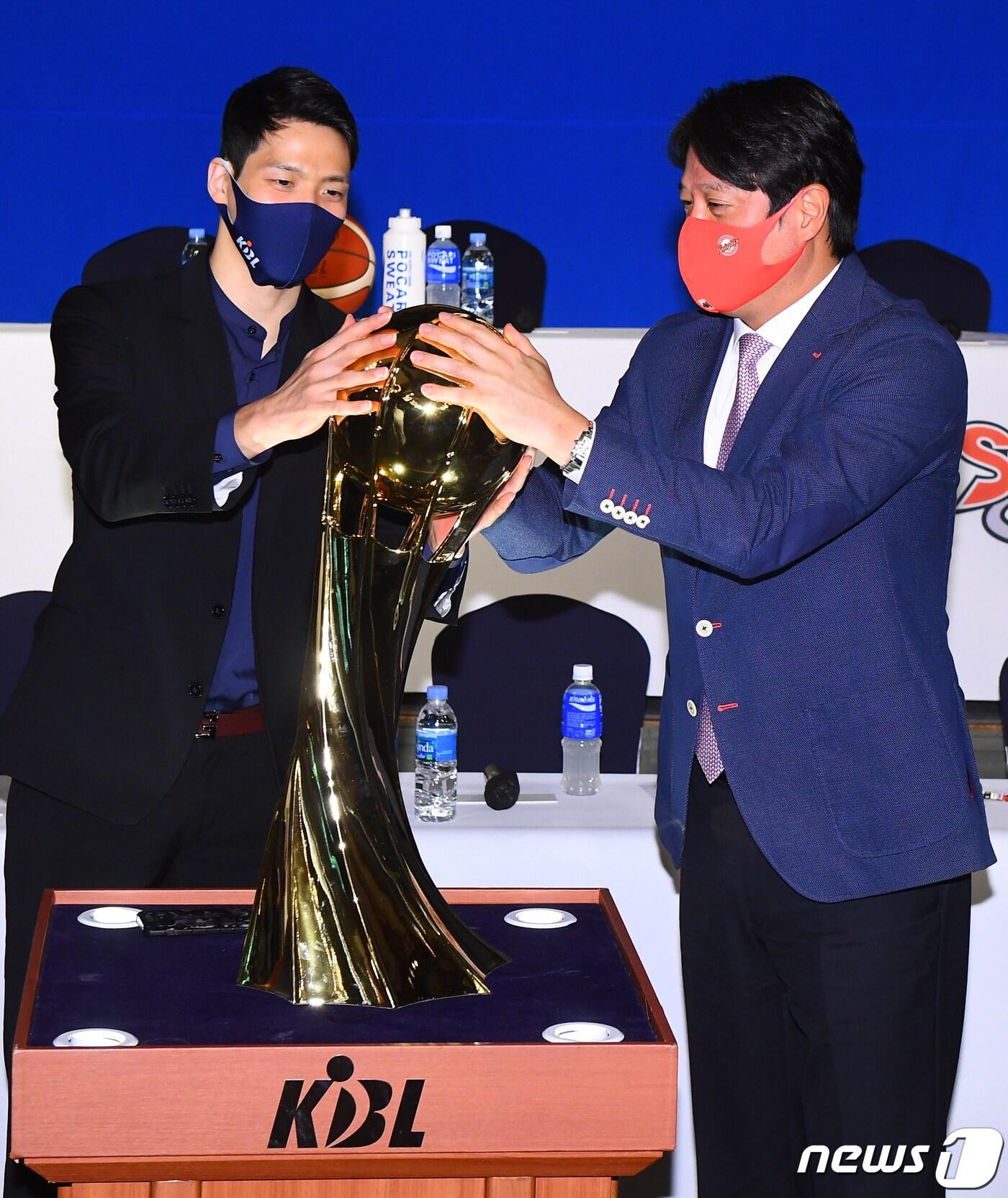 본문 이미지 - SK 문경은 감독과 김선형이 6일 오전 서울 송파구 방이동 올림픽파크텔에서 열린 '2020-2021 현대모비스 프로농구' 미디어데이에서 우승컵을 들어보고 있다. 2020.10.6/뉴스1 ⓒ News1 송원영 기자