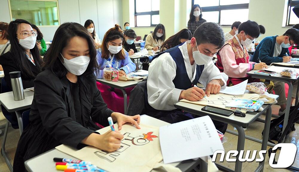 본문 이미지 - 호남대학교에 재학 중인 외국인 연수생들이 6일 오전 강의실에서 광주·전남이 배출한 시인들의 시를 에코백에 옮겨 적고 있다.(호남대 제공)/뉴스1 ⓒ News1 박준배 기자