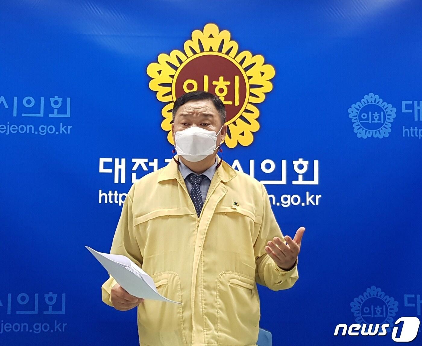 본문 이미지 - 구본환 대전시의원이 6일 유성구 구룡동, 신동, 금고동 일대에 매립된 비포장 비료에 대한 문제를 제기하고 있다.ⓒ 뉴스1