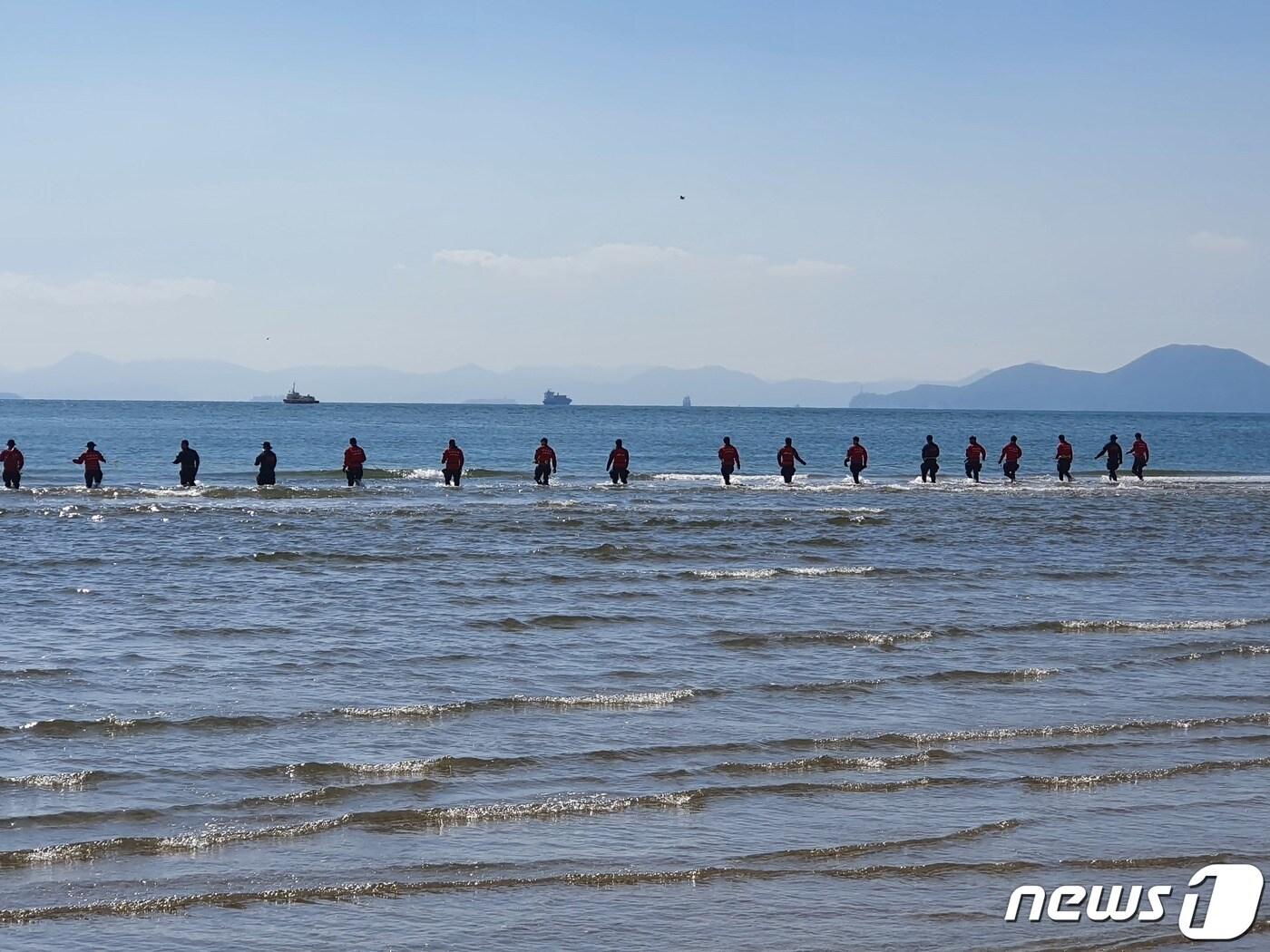 본문 이미지 - 지난 6일 오후 부산 사하구 다대포해수욕장에서 소방대원들이 전날 파도에 휩쓸려 실종된 중학생을 수색하고 있다. 지난 5일 폐장된 다대포해수욕장에 들어갔다가 물에 빠진 중학생 7명 가운데 5명이 자력으로 나오거나 구조됐지만 2명이 숨졌다.2020.10.6/뉴스1 ⓒ News1 노경민 기자