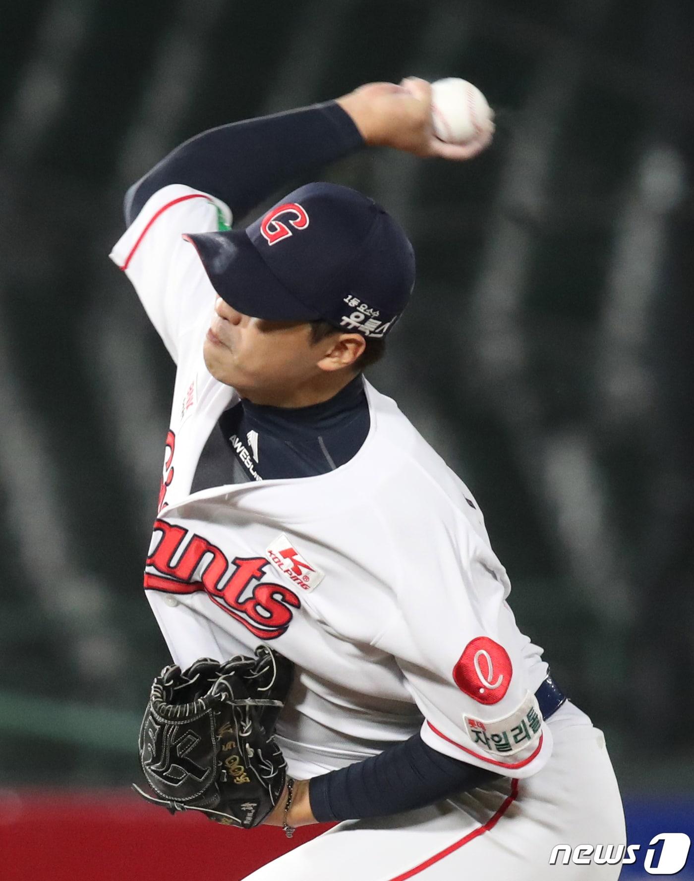 본문 이미지 - 6일 오후 부산 사직야구장에서 열린 2020 프로야구 신한은행 SOL KBO리그 롯데자이언츠와 KT위즈 경기에서 7회초 롯데 구승민이 역투하고 있다. 2020.10.6/뉴스1 ⓒ News1 DB