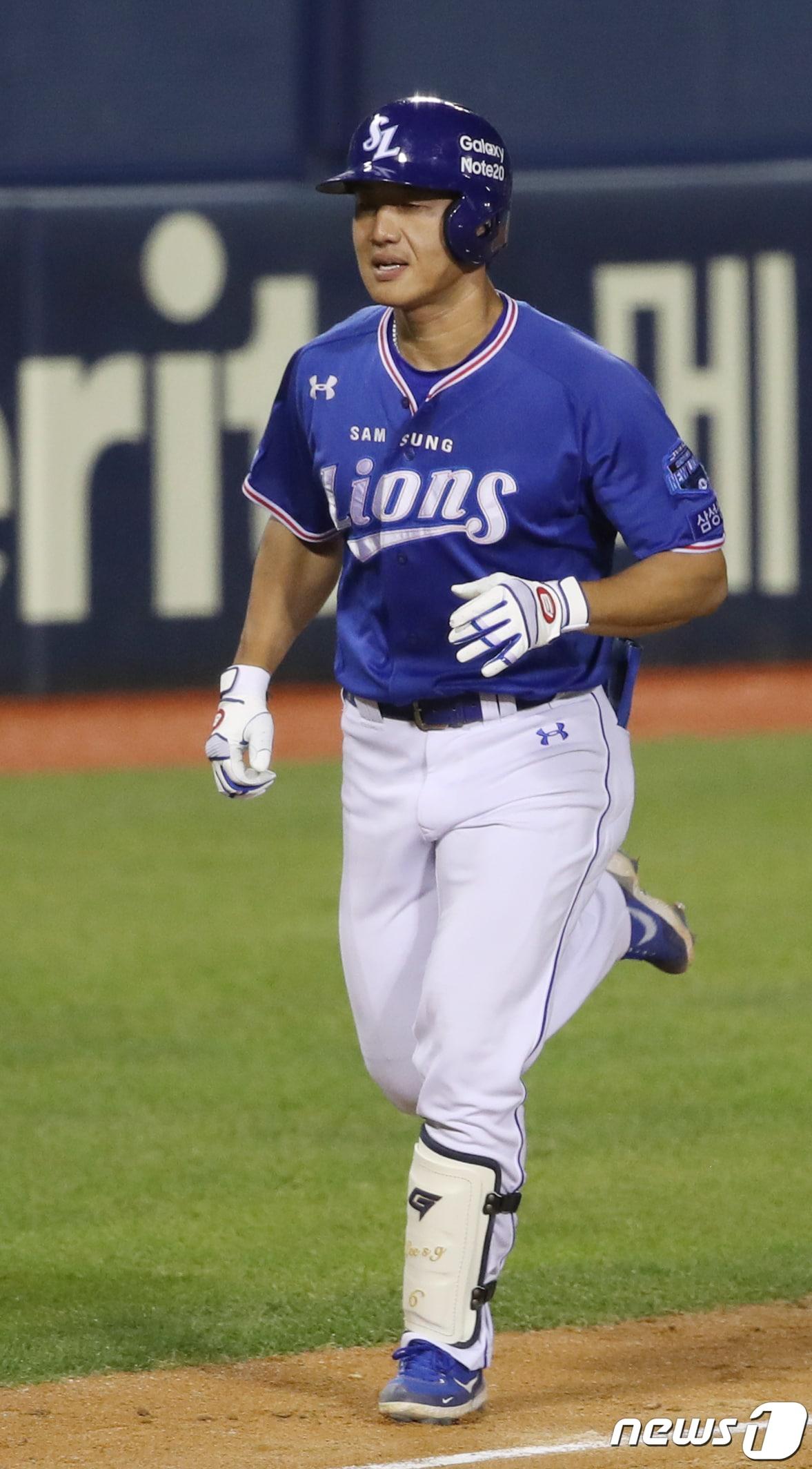 본문 이미지 - 6일 서울 송파구 잠실야구장에서 열린 프로야구 2020 신한은행 SOL KBO 리그 삼성 라이온즈와 LG 트윈스의 경기 연장 12회 초 무사 상황에서 삼성 이성규가 좌중간 1점 홈런을 친 뒤 홈으로 향하고 있다. 2020.10.6/뉴스1 ⓒ News1 송원영 기자