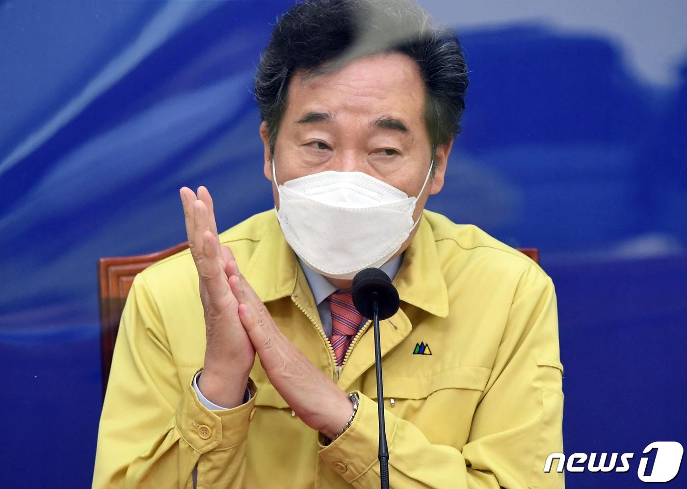 본문 이미지 - 이낙연 더불어민주당 대표가 7일 국회에서 열린 최고위원회의에서 김태년 원내대표의 발언을 듣고 있다. 2020.10.7./뉴스1 ⓒ News1 성동훈 기자