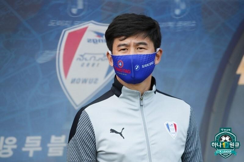 본문 이미지 - 위기에 빠진 친정 수원을 구해내고 있는 박건하 감도 (한국프로축구연맹 제공) ⓒ 뉴스1