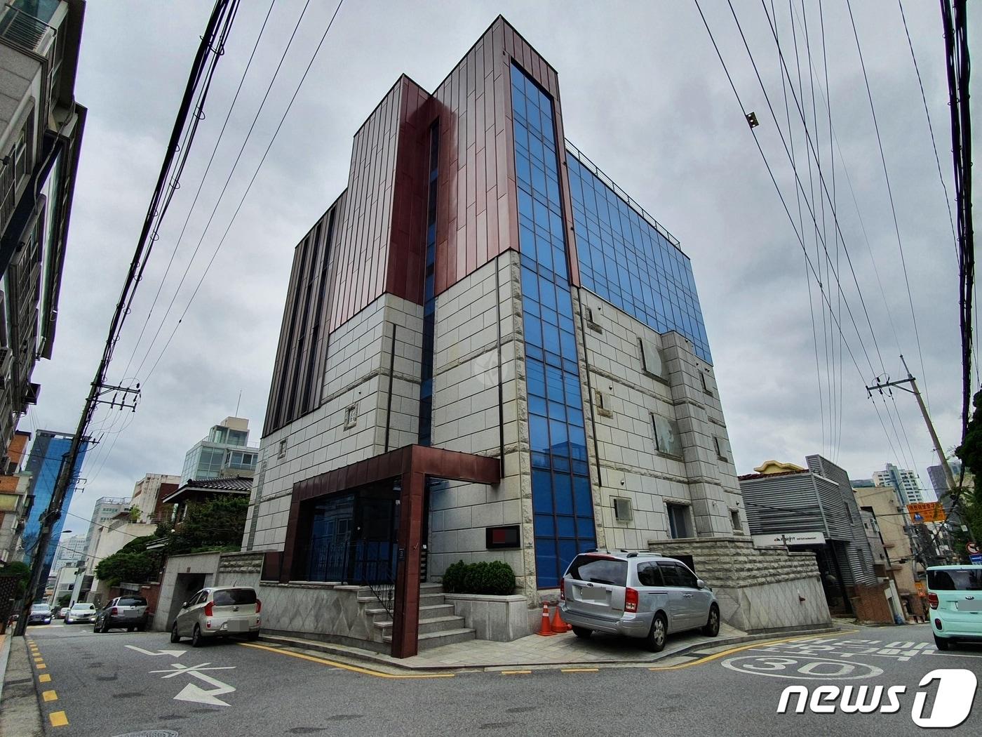 본문 이미지 - 걸그룹 '소녀시대' 멤버 권유리씨(31)가 지난 7월 매입한 서울 강남구 논현동의 한 빌딩(원빌딩중개법인 제공). ⓒ 뉴스1