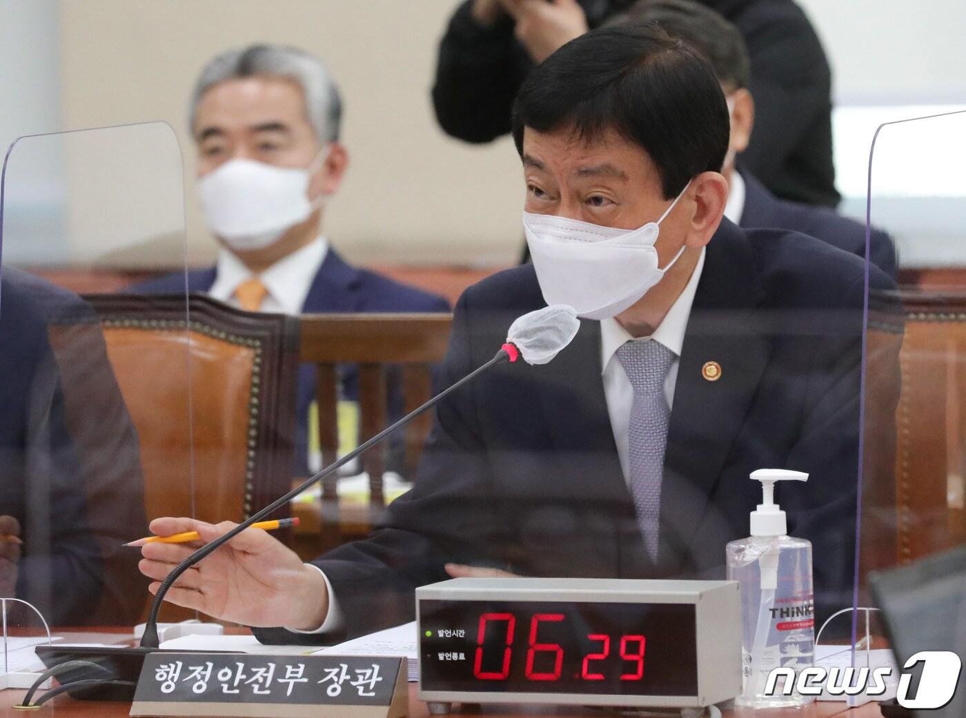 본문 이미지 - 진영 행정안전부 장관이 7일 서울 여의도 국회에서 열린 행정안전위원회의 행정안전부에 대한 국정감사에서 의원 질의에 답변하고 있다. 2020.10.7/뉴스1 ⓒ News1 박세연 기자