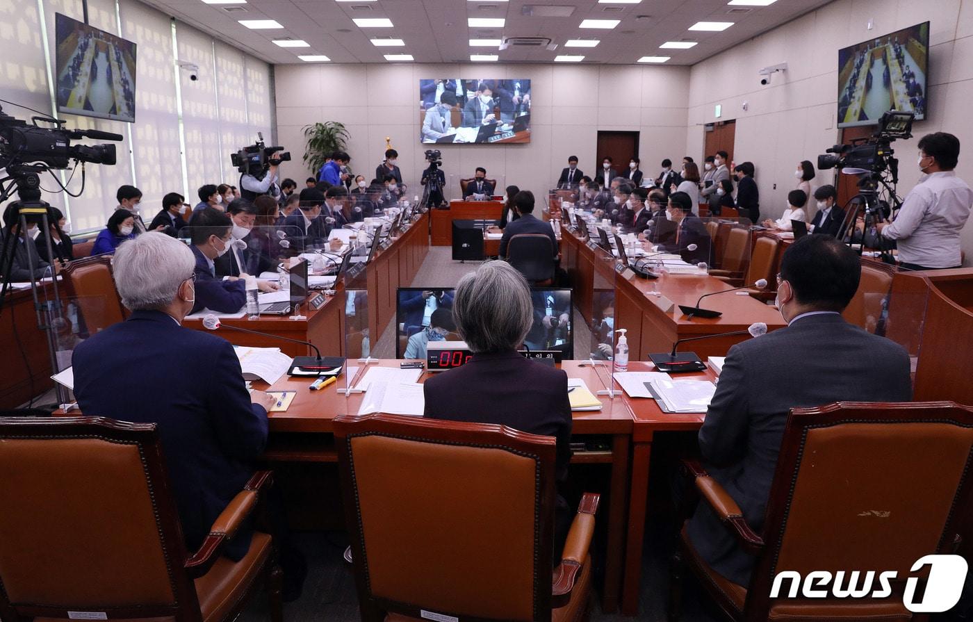 본문 이미지 - 강경화 외교부 장관(가운데)이 7일 오전 서울 여의도 국회에서 열린 외교통일위원회의 외교부에 대한 국정감사에 출석해 의원들 의사진행발언을 경청하고 있다. 2020.10.7/뉴스1 ⓒ News1 박세연 기자