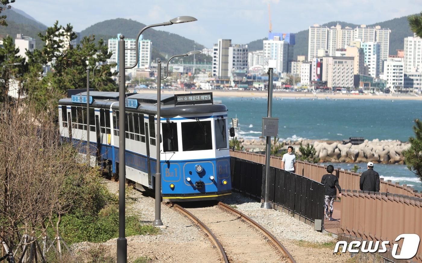 본문 이미지 - 블루라인파크는 4.8km 구간 미포-청사포-송정 구간을 관광하는 열차다. 2020.10.7 ⓒ 뉴스1 