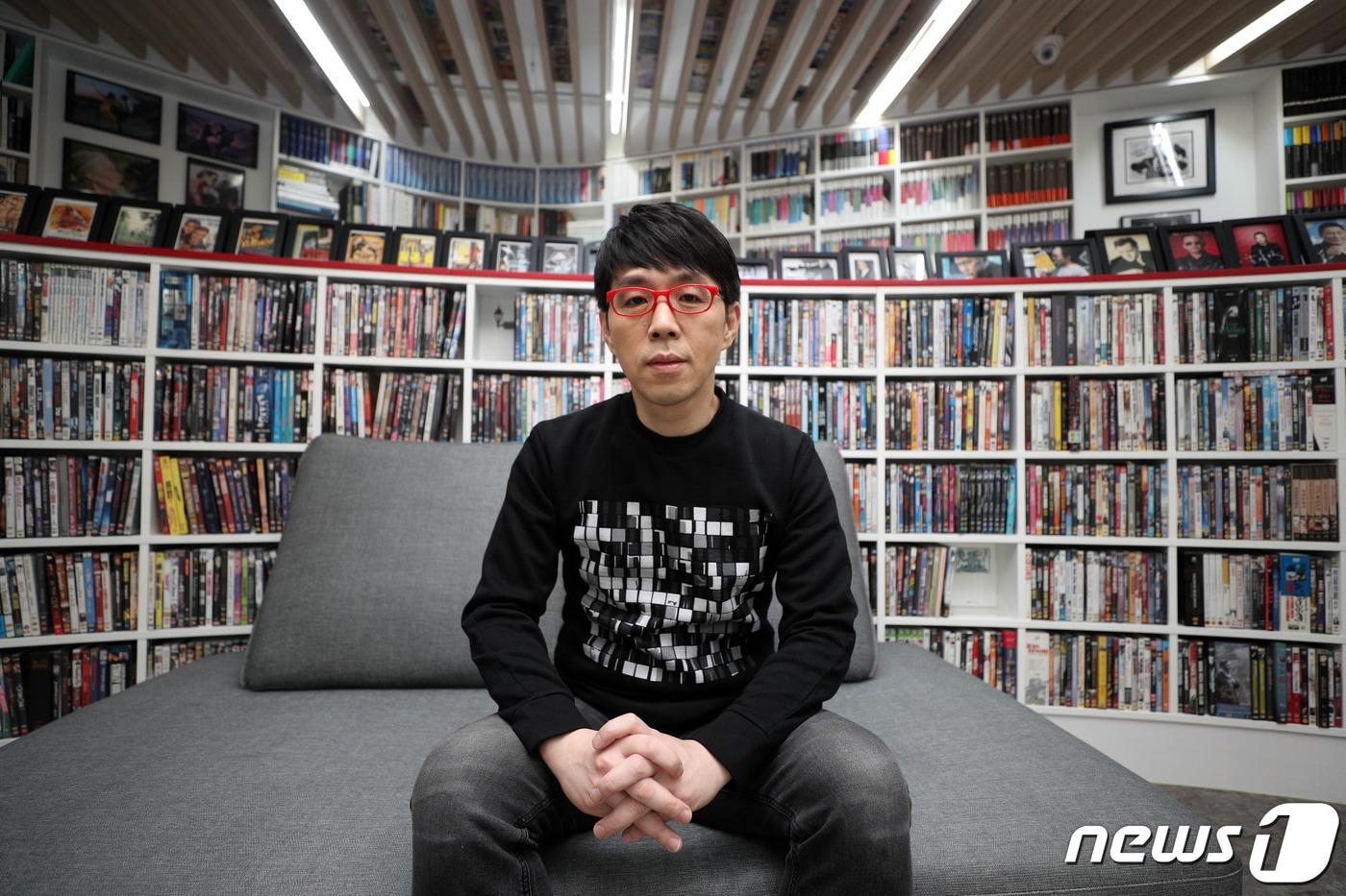 영화평론가 이동진이 서울 성동구 작업실에서 뉴스1과 인터뷰를 하는 모습./뉴스1 ⓒ News1 황기선 기자